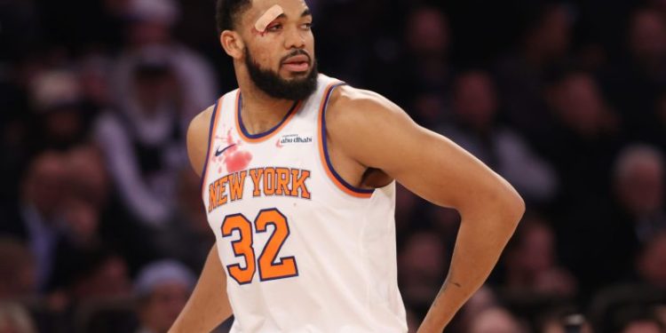 Knicks star goes to locker room after suffering nasty cut in collision