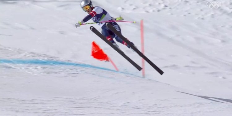 Lindsey Vonn crashes hard in Olympic downhill, airlifted off slopes