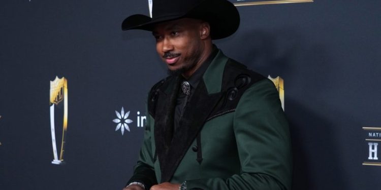 NFL Defensive POY in Milano to cheer on snowboarder girlfriend