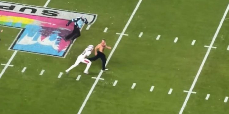 Watch Patriots’ Kyle Williams chase intruder across Super Bowl field