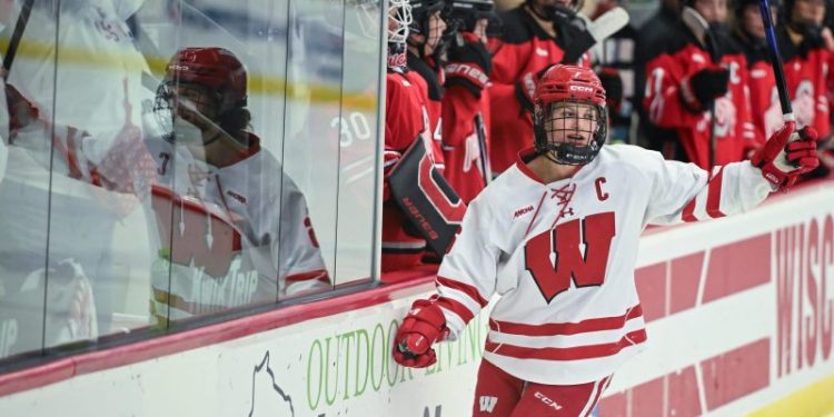 This women’s college hockey team barely stayed atop the power rankings