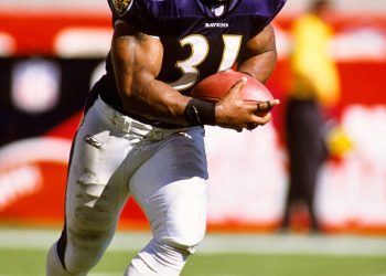 Trump pardons 5 ex-NFL players: See who