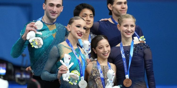 Japan wins first figure skating pairs gold, USA finished top 10