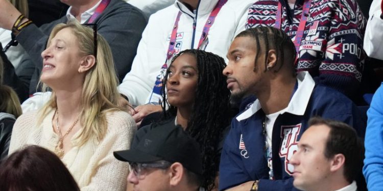 Simone Biles speaks with Ilia Malinin, offers encouragement