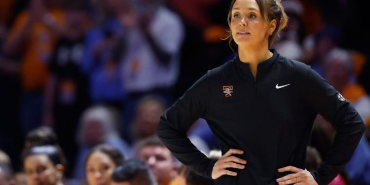 Tennessee women’s coach snubs Ole Miss in handshake line after loss