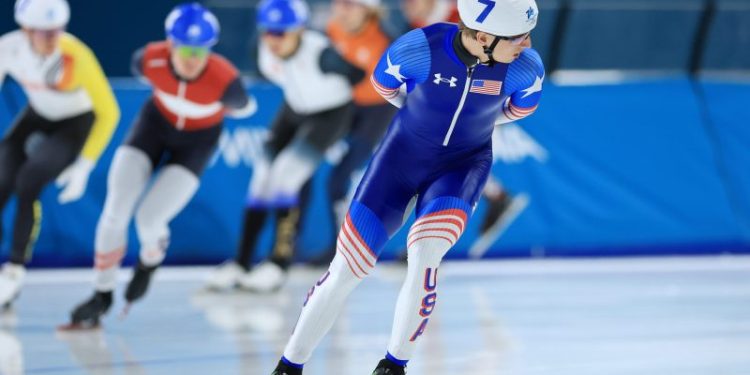 Jordan Stolz left to fend for himself in mass start, misses podium