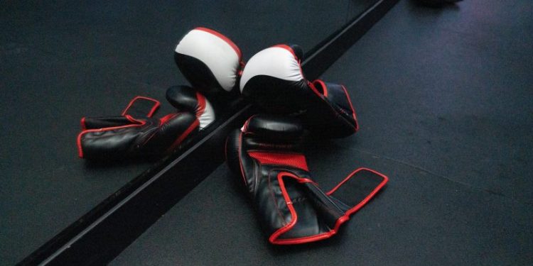 Boxer collapses during fight on Shields vs. Crews-Dezurn card