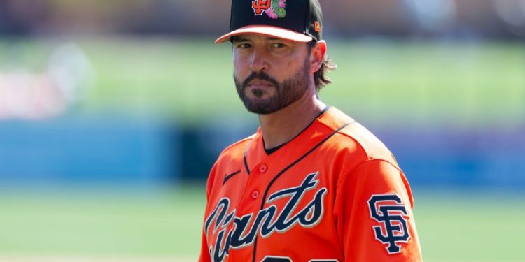 Giants’ new manager gets unlikely help from another NL team’s superstar