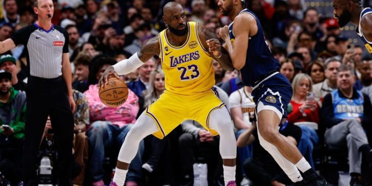 LeBron James injury update: Why did Lakers star exit game late?