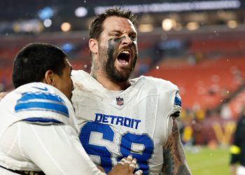 Former Pro Bowl lineman splits with NFC team over contract talks