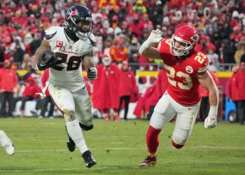 Texans moving on from veteran running back after he requests release