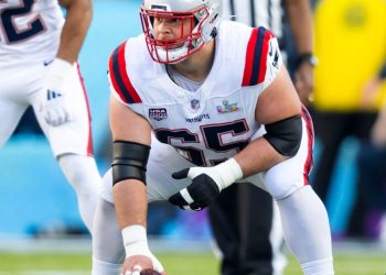 Bears acquire replacement for retired center in trade with Patriots